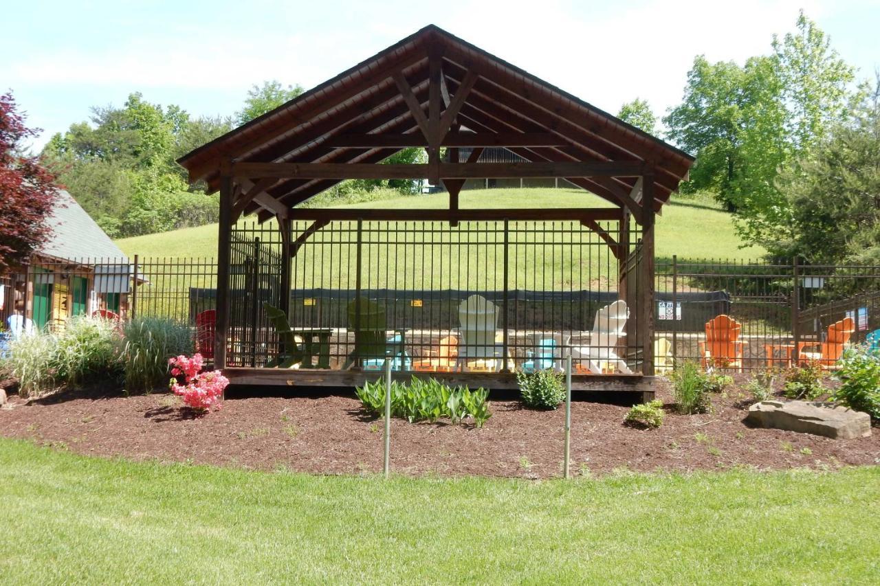 Inviting Sevierville Cabin With Deck And Hot Tub! エクステリア 写真