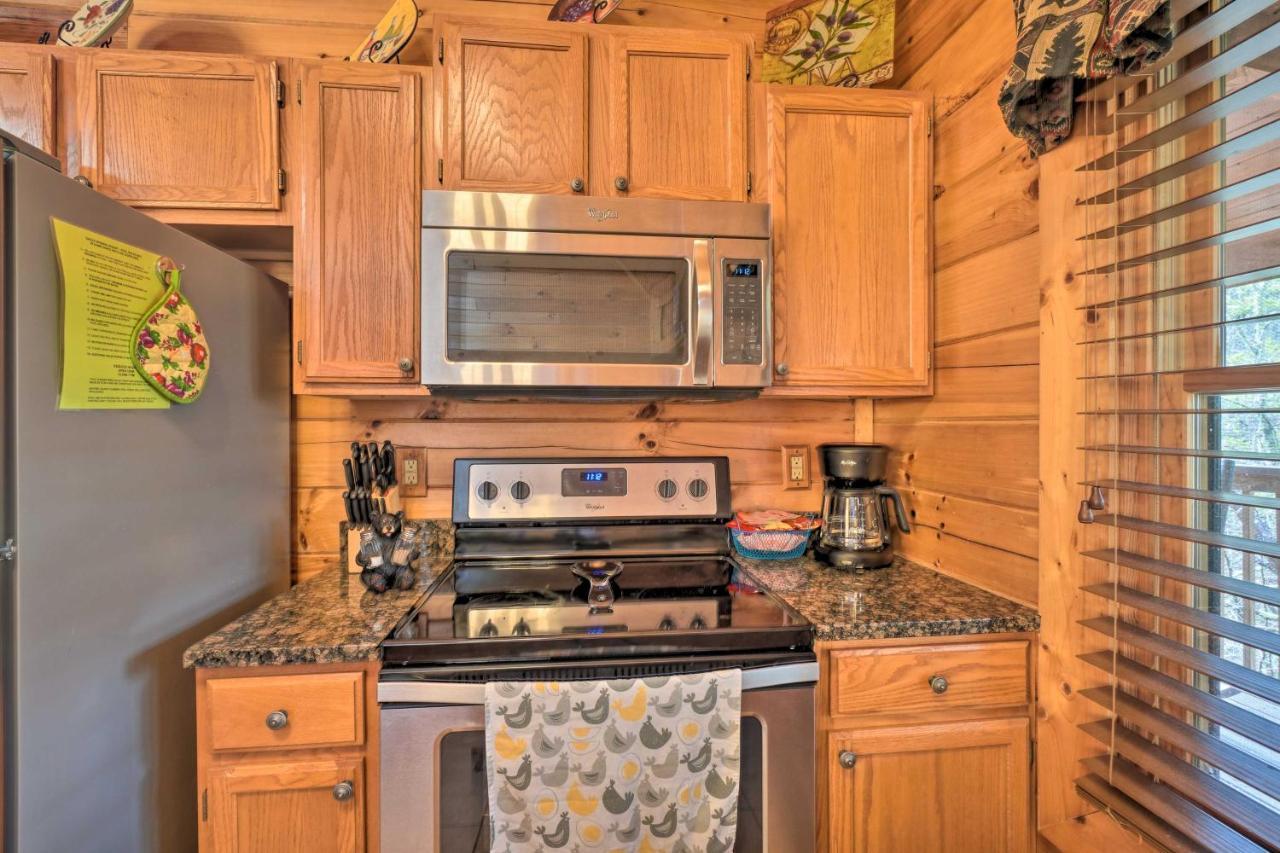 Inviting Sevierville Cabin With Deck And Hot Tub! エクステリア 写真