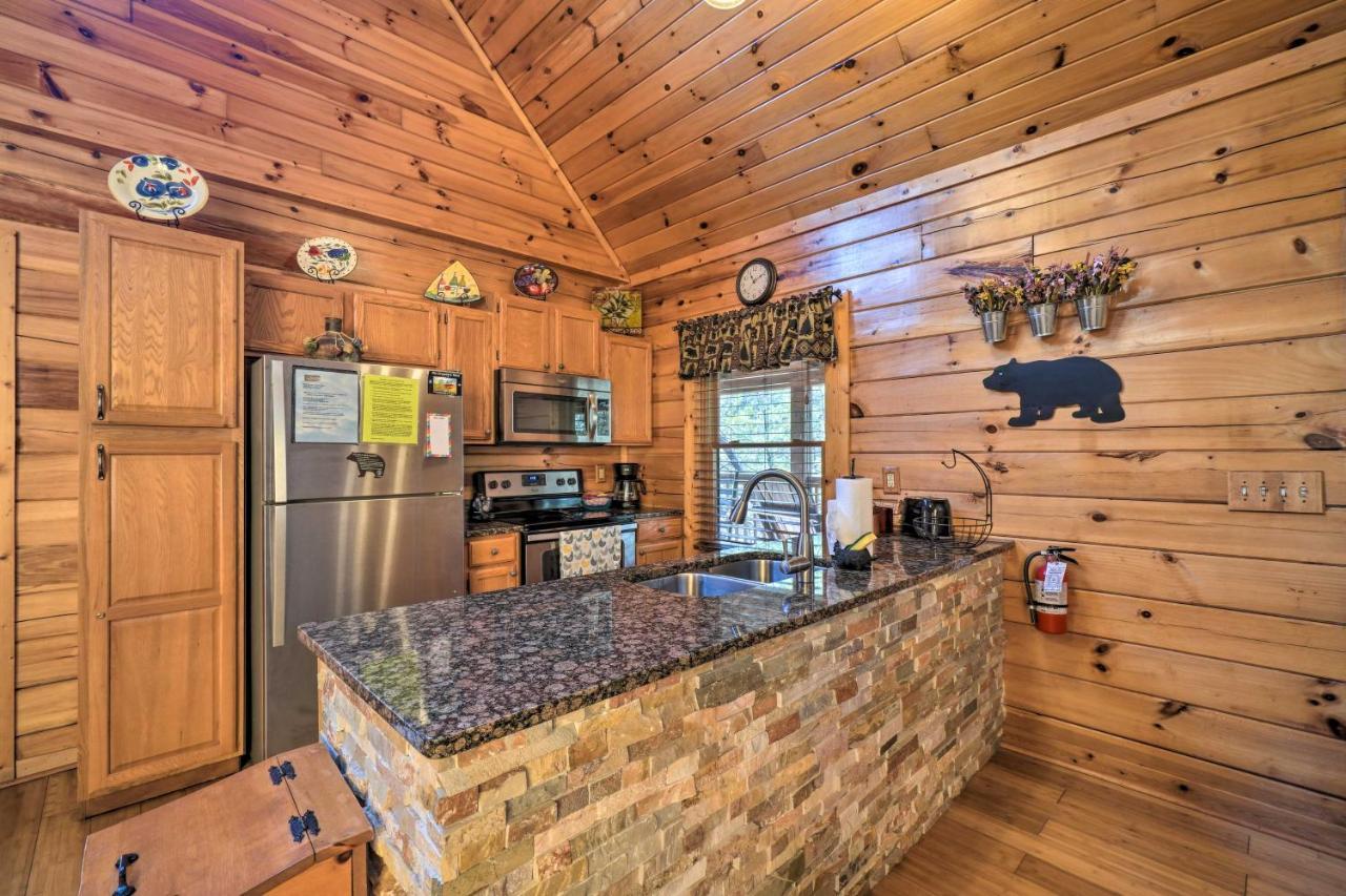 Inviting Sevierville Cabin With Deck And Hot Tub! エクステリア 写真