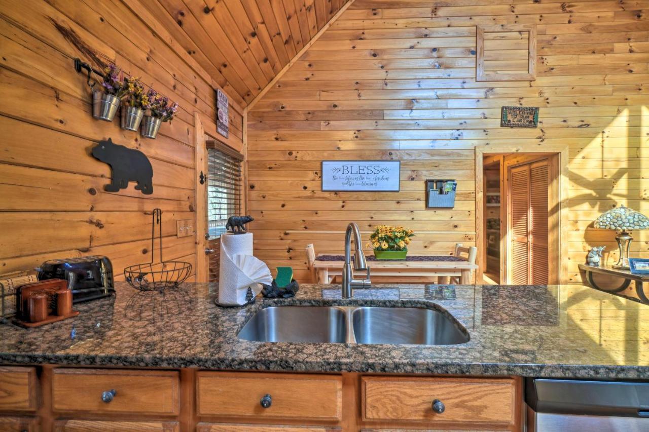 Inviting Sevierville Cabin With Deck And Hot Tub! エクステリア 写真