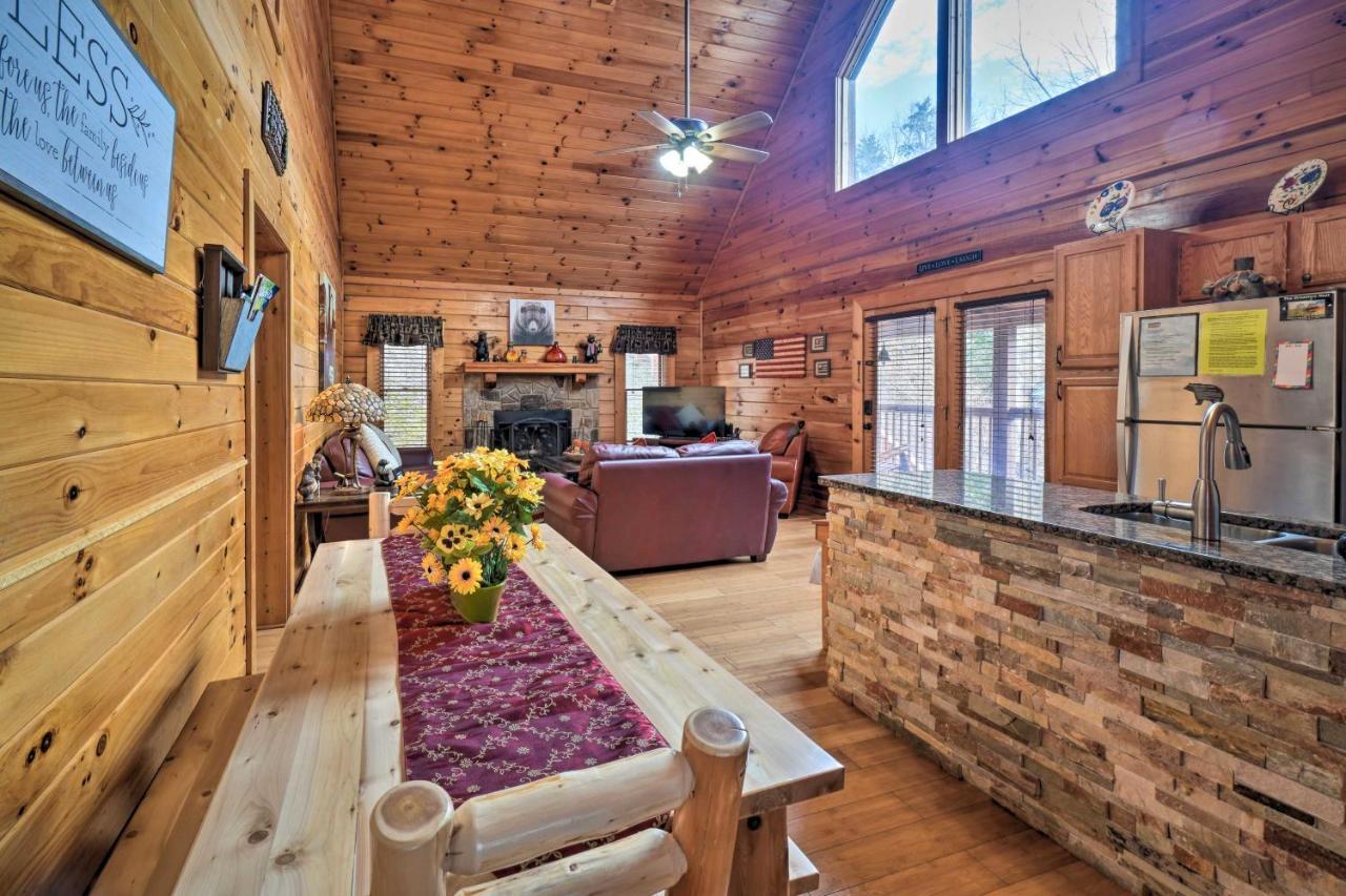 Inviting Sevierville Cabin With Deck And Hot Tub! エクステリア 写真
